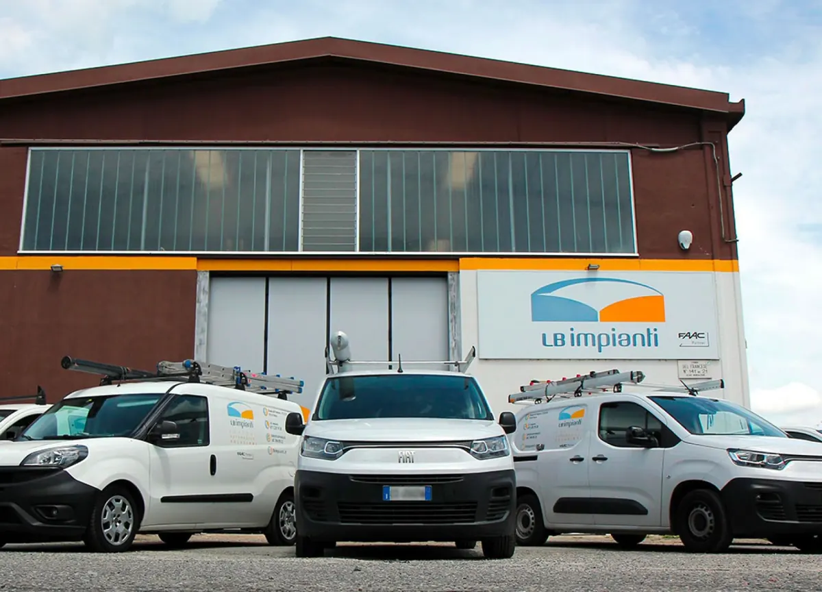 La nostra sede a Torino con i furgoni dei tecnici per l'assistenza ai cancelli automatici